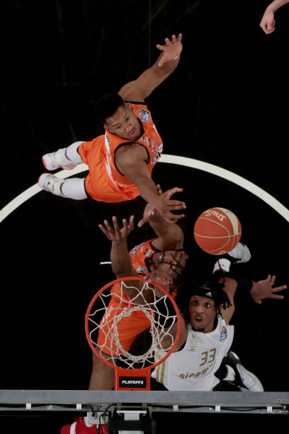 借强硬的底 借强硬的底